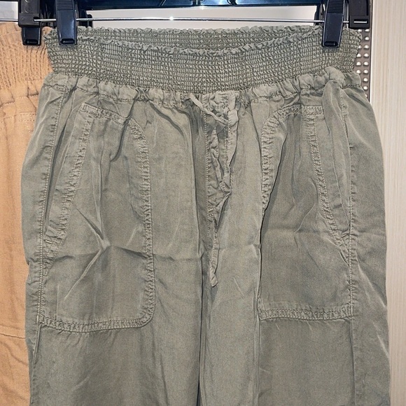 2 Joggers Green and Camel size Medium - Picture 2 of 12